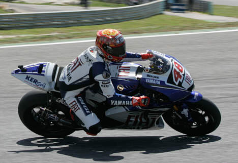 Efter sejren i Portugal for små tre uger siden deler Fiat Yamahas rookie, Jorge Lorenzo, førstepladsen i MotoGP verdensmesterskabet.